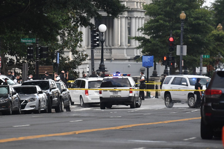 Secret Service, seperti biasanya, hanya memberikan konfirmasi singkat bahwa ada seorang petugas yang terlibat penembakan di 17th Street dan Pennsylvania Ave, satu blok dari Gedung Putih. Tidak ada informasi pasti tentang ancaman seperti apa yang diduga ditimbulkan oleh orang tersebut.