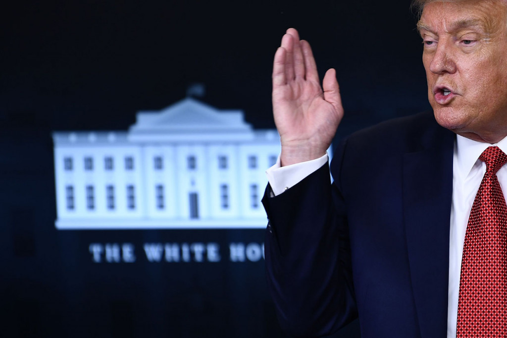 Trump mengatakan insiden itu terjadi di luar perimeter Gedung Putih, yang saat ini diperkuat dengan pagar besi baru dua kali tinggi versi sebelumnya. 