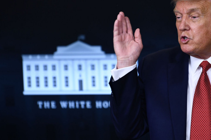 Trump mengatakan insiden itu terjadi di luar perimeter Gedung Putih, yang saat ini diperkuat dengan pagar besi baru dua kali tinggi versi sebelumnya. 