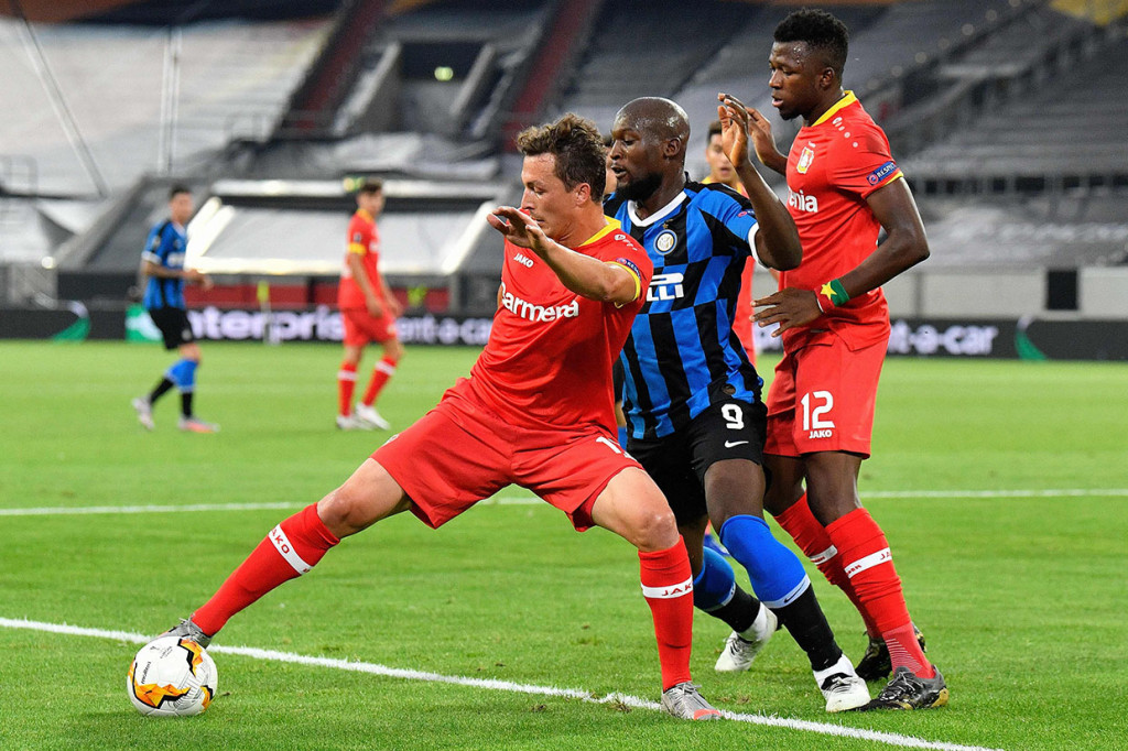 Kedua tim mengawali laga dengan tampil berhati-hati sambil mengintip peluang di celah pertahanan lawan. 