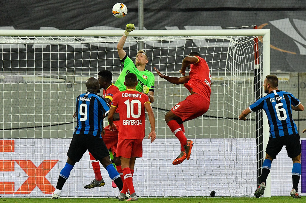 Kiper Hradecky harus bekerja keras mencegah gawangnya kemasukan lebih banyak. Ia menetralisir ancaman dari umpan silang pendek Hradecky, serta Gagliardini yang merangsek masuk kotak penalti sebelum sepakannya terdefleksi sang kiper. Hradecky juga harus meninju umpan silang Young, dan menahan tembakan pemain pengganti Eriksen yang mengarah lurus kepadanya. Skor 2-1 bertahan hingga laga usai.