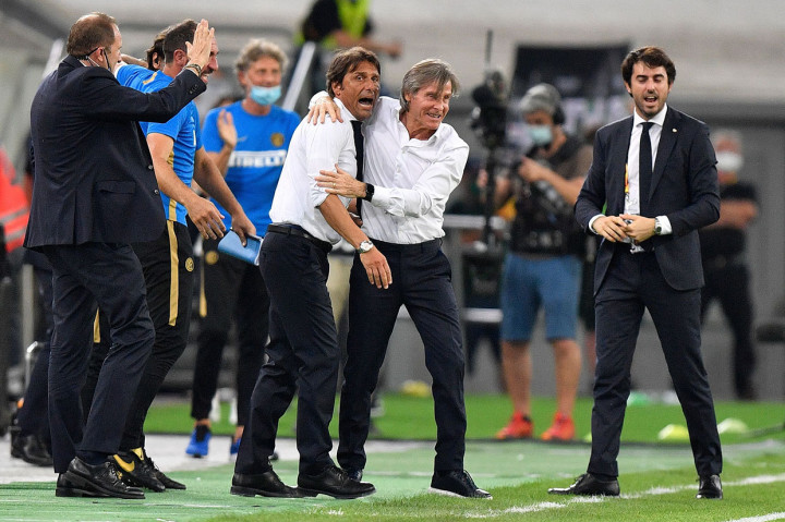 Pelatih Inter Milan Antonio Conte meluapkan kegembiraannya bersama tim pelatih usai tim kesayangannya memenangkan pertandingan dan memastikan diri melaju ke babak semifinal Liga Europa.