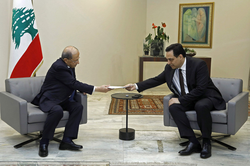 Perdana Menteri Hassan Diab (kanan) menyerahkan surat pengunduran dirinya kepada Presiden Michel Aoun di Istana Presiden di Baabda, sebelah timur ibu kota Beirut, Senin, 10 Agustus 2020.