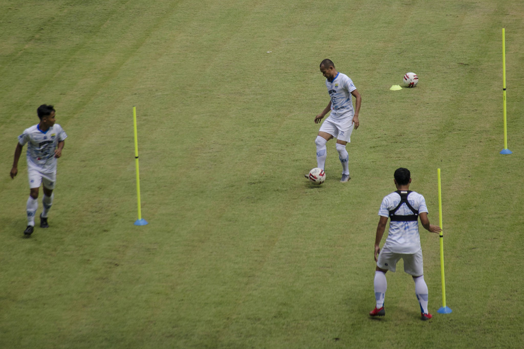Dalam latihan awal sebanyak 22 pemain sudah bergabung dengan tim termasuk Omid Nazari, Fabiano Beltrame, dan Nick Kuipers. Sementara Beckham Putra Nugraha, Febri Hariyadi, Zulham Zamrun, Geoffrey Castillion, dan Wander Luiz masih absen karena alasan yang berbeda-beda.