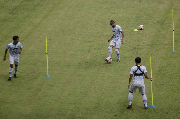 Dalam latihan awal sebanyak 22 pemain sudah bergabung dengan tim termasuk Omid Nazari, Fabiano Beltrame, dan Nick Kuipers. Sementara Beckham Putra Nugraha, Febri Hariyadi, Zulham Zamrun, Geoffrey Castillion, dan Wander Luiz masih absen karena alasan yang berbeda-beda.