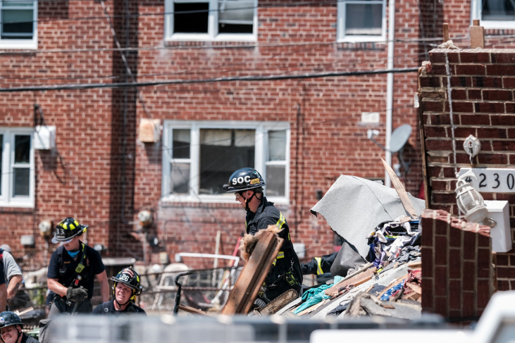 Ledakan tersebut juga merusak tiga rumah warga hingga menjadi reruntuhan. Penyebab ledakan tersebut masih belum diketahui pasti.