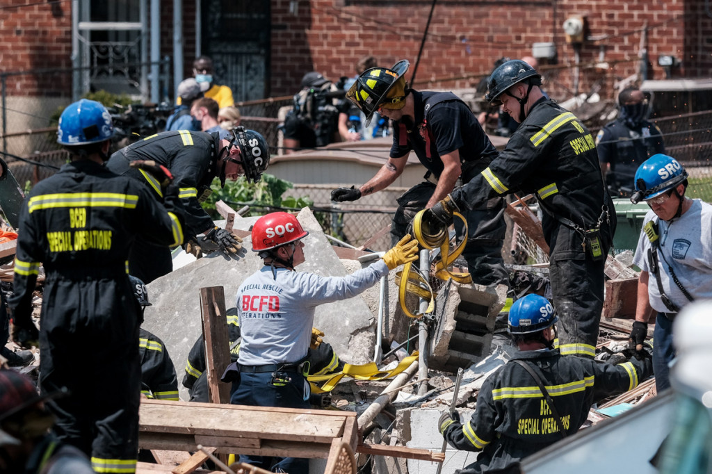 Namun otoritas setempat menduga ledakan tersebut merupakan ledakan gas. Penyelidikan tengah dilakukan oleh otoritas terkait.