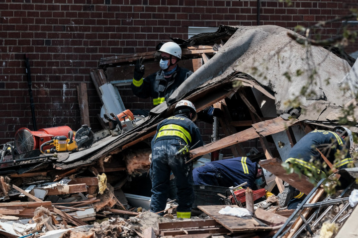 Petugas penyelamat masih melakukan upaya pencarian dan penyelamatan terhadap korban yang diduga terjebak reruntuhan.