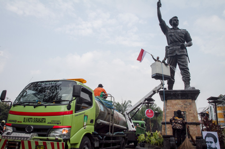 Anggota TNI bersama relawan Forum Komunikasi Putra Putri Purnawirawan dan TNI Polri (FKPPI) membersihkan patung Pahlawan Nasional Brigadir Jenderal Slamet Riyadi, di Gladak, Solo, Jawa Tengah.