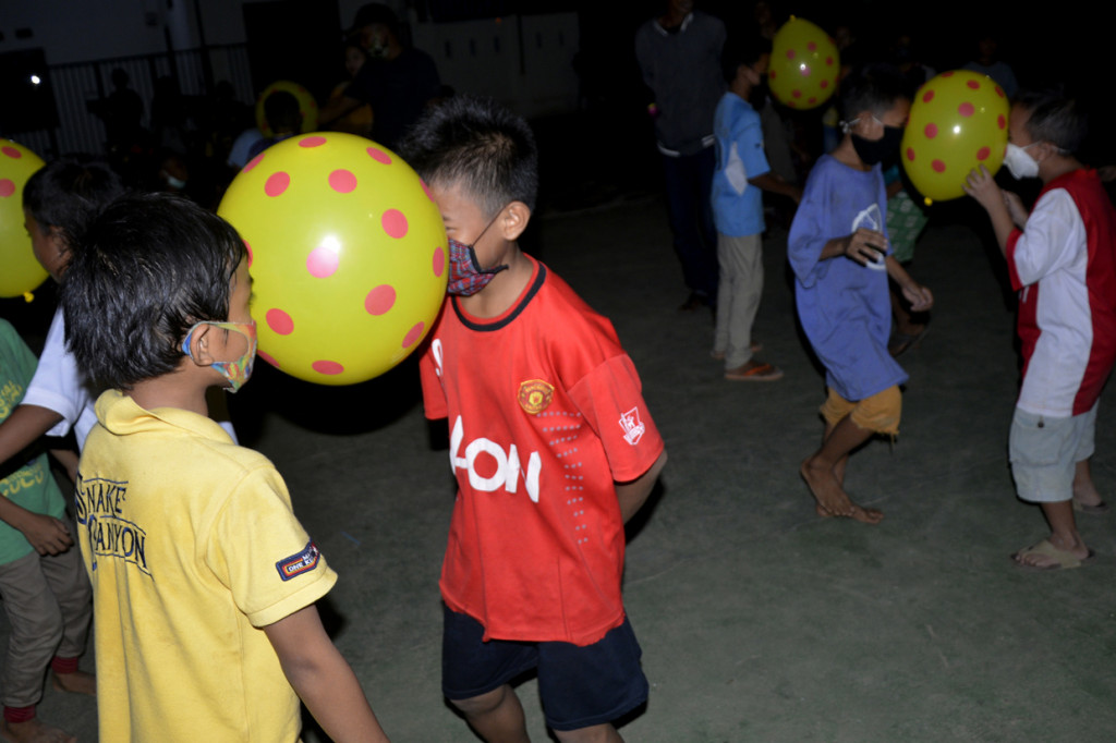 Anak-anak mengikuti lomba joget sambil menggunakan balon di kompleks perumahan Bumi Batara Mawang Permai, Kabupaten Gowa, Sulawesi Selatan.