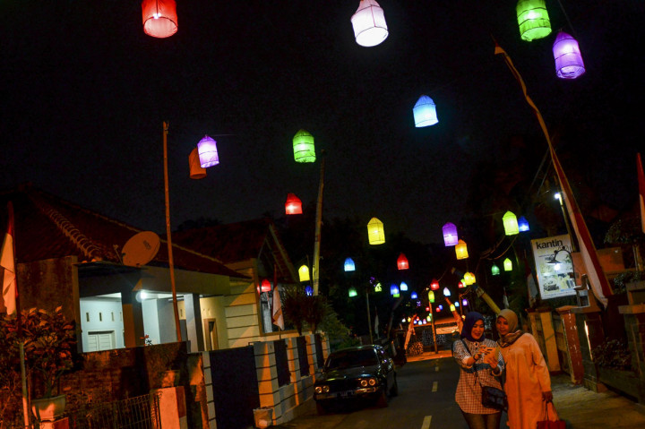 Warga memasang pernak-pernik seperti lampion, bendera, dan umbul-umbul hasil kreasi masyarakat yang dibuat secara gotong royong untuk memeriahkan perayaan HUT ke-75 Kemerdekaan Indonesia agar menarik pengunjung untuk berswafoto.