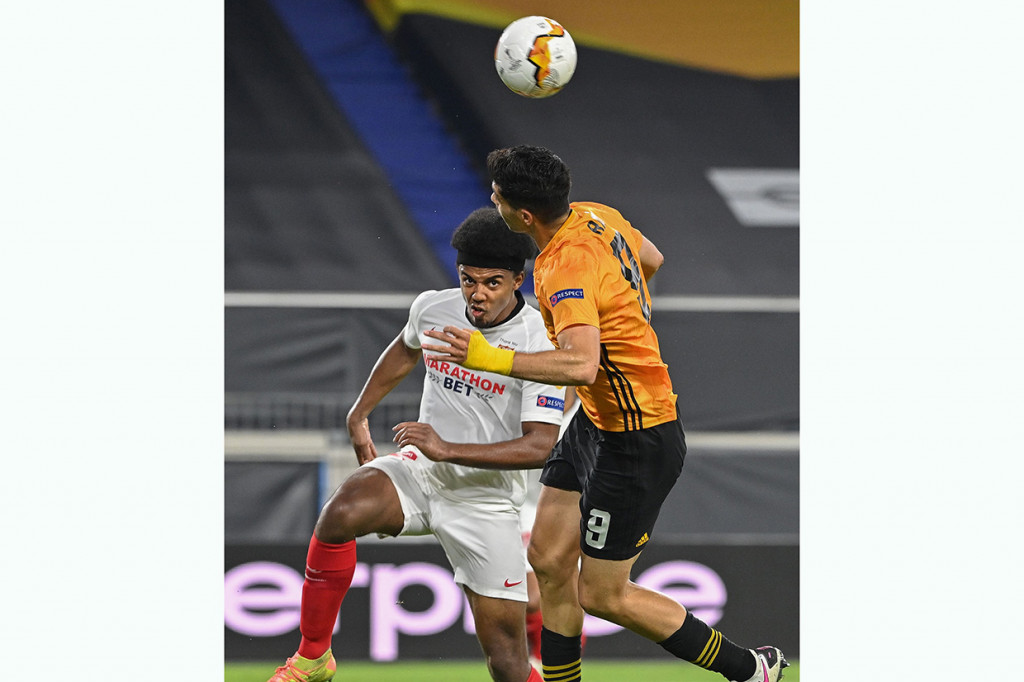 Babak pertama dimulai dengan permainan cepat dari kedua tim. Peluang pertama didapat Wolverhampton lewat tandukan Raul Jimenez menyambut umpan silang dari Adama Traore. Sayang bola dengan mudah dikuasai kiper Yassine Bounou.