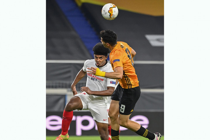 Babak pertama dimulai dengan permainan cepat dari kedua tim. Peluang pertama didapat Wolverhampton lewat tandukan Raul Jimenez menyambut umpan silang dari Adama Traore. Sayang bola dengan mudah dikuasai kiper Yassine Bounou.