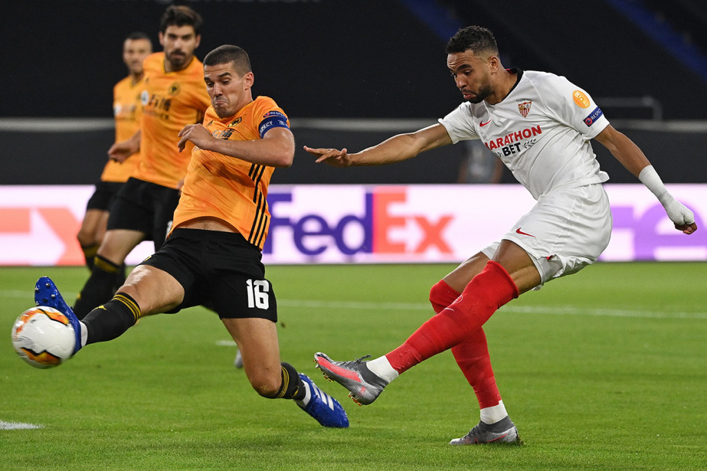 Sevilla kemudian mencoba balas mengancam. Beberapa percobaan para pemain Sevilla belum membuahkan hasil. Babak pertama pun ditutup dengan skor imbang tanpa gol.