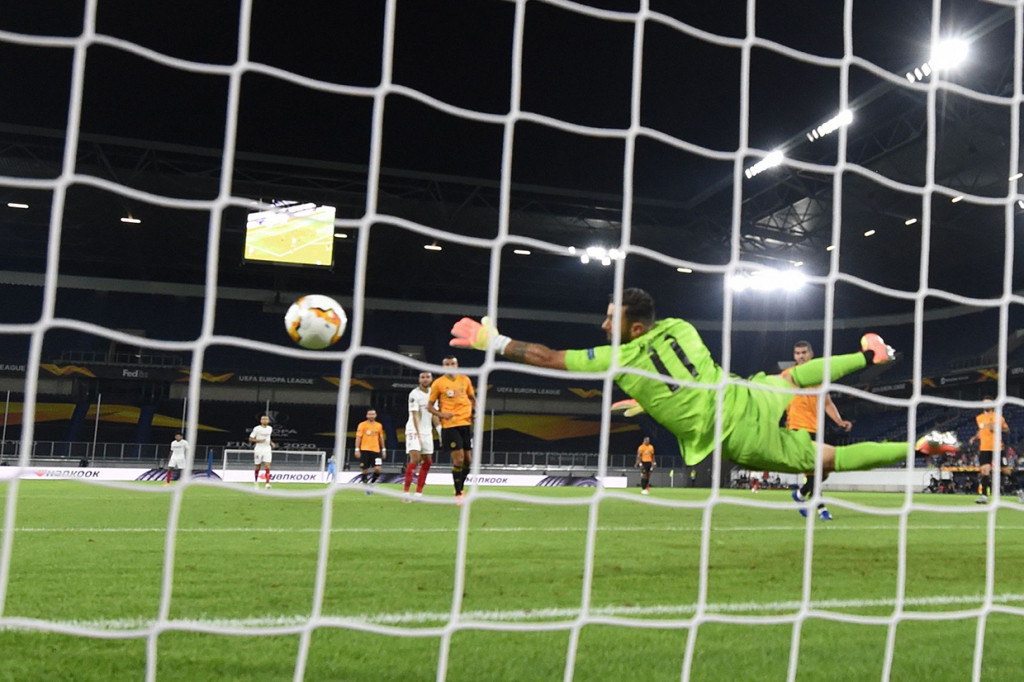 Peluang bagus pertama setelah turun minum didapat En Nesyri yang mampu mengecoh pemain bertahan Wolves, tetapi pergerakannya masih dapat diantisipasi kiper Rui Patricio.