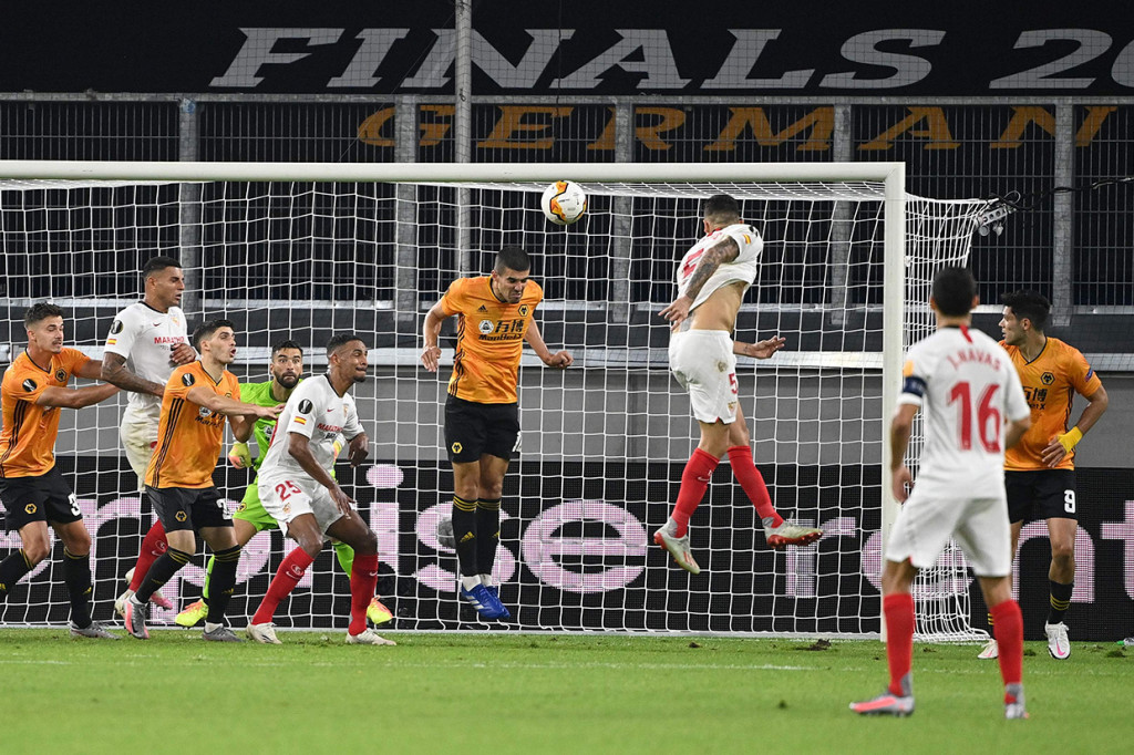 Gol yang dinanti-nantikan kubu Sevilla akhirnya tercipta saat waktu normal tinggal menyisakan dua menit. Sundulan Ocampos menyambut umpan silang Banega menjebol gawang Wolwes, sekaligus mengakhiri perjalanan tim Inggris tersebut di Eropa.