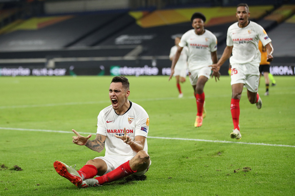 Ocampos melakukan selebrasi usai menjebol gawang Wolves sekaligus membawa timnya melaju ke semifinal Liga Europa.