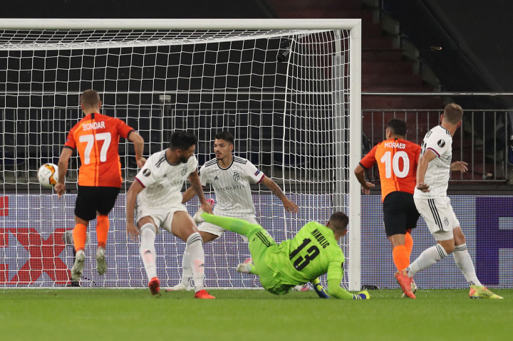 Pertandingan baru berjalan dua menit ketika Shakhtar membuka keunggulan lewat tandukan Junior Moraes menyambut sepak pojok Marlos, yang salah diantisipasi oleh kiper Dorde Nikolic.