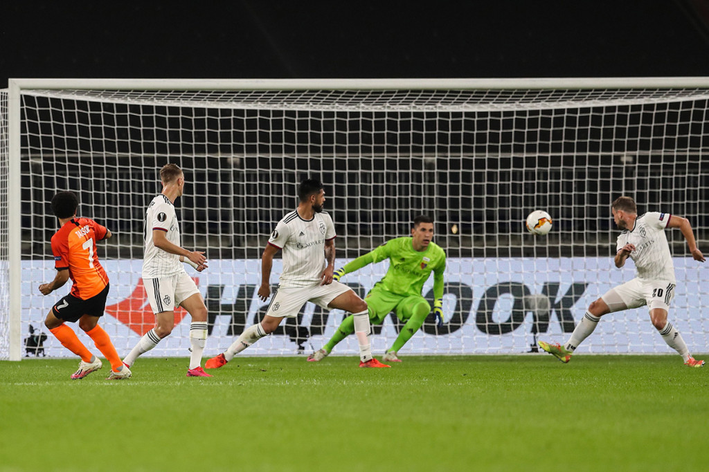 Dominasi Shakhtar berlanjut dan menggandakan keunggulan pada menit ke-22. Gol berawal saat Marlos dengan cermat memilih mengirimkan umpan kepada Taison di sebelah kirinya yang berdiri bebas yang kemudian melepaskan tembakan keras. Bola sempat membentur kaki Fabian Frei yang kemudian mengecoh Nikolic.