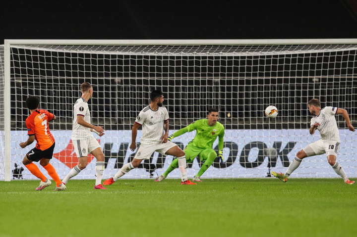 Dominasi Shakhtar berlanjut dan menggandakan keunggulan pada menit ke-22. Gol berawal saat Marlos dengan cermat memilih mengirimkan umpan kepada Taison di sebelah kirinya yang berdiri bebas yang kemudian melepaskan tembakan keras. Bola sempat membentur kaki Fabian Frei yang kemudian mengecoh Nikolic.