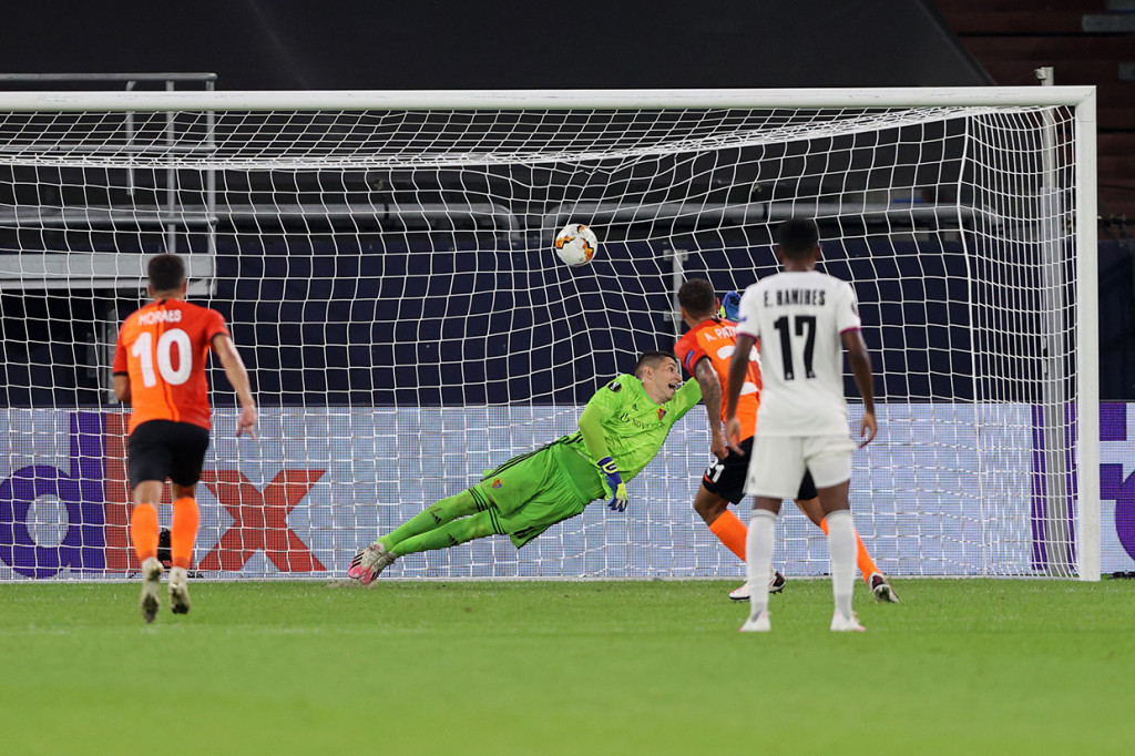 Sebaliknya, justru Oliver menunjuk titik putih ketika Taison dijatuhkan oleh Yannick Marchand di dalam kotak penalti. Alan Patrick sukses menjalankan tugasnya sebagai algojo demi memperbesar keunggulan Shakhtar menjadi 3-0 pada menit ke-75.