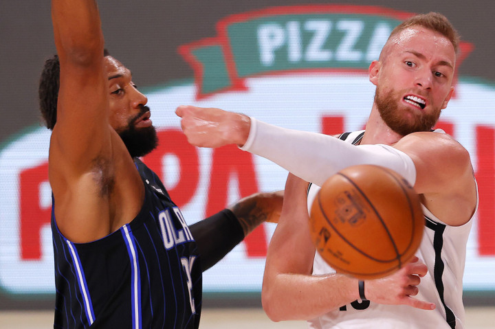 Sempat tertinggal empat poin di awal laga, Nets membukukan rentetan poin 16-0 untuk membalikkan keadaan jadi unggul 29-17. Keunggulan itu bertambah menjadi 57-36 lewat jump shot Martin di sisa waktu dua menit 18 detik kuarter kedua, kendati terpangkas jadi 60-43 pada paruh laga.