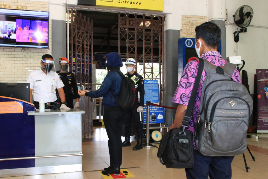 Untuk menghindari kontak fisik dengan petugas boarding, proses boarding dilakukan secara mandiri oleh penumpang dengan menunjukkan tiket dan identitas yang sah dan disaksikan langsung oleh petugas boarding.