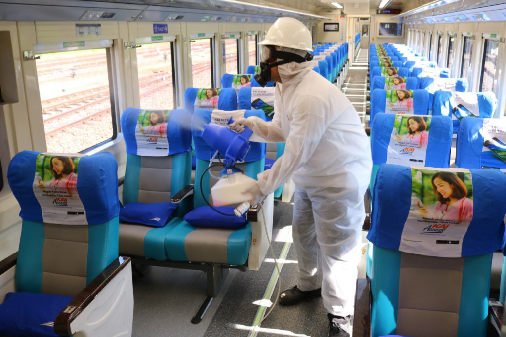 Dari seluruh tempat duduk yang KAI sediakan, rata-rata okupansi Kereta Api Jarak Jauh terus mengalami peningkatan. Pada Agustus 2020 okupansinya rata-rata 62%, naik dibanding bulan Juli dimana rata-rata okupansi hanya 46%. “Petugas di stasiun dan dalam perjalanan senantiasa mengumumkan perihal protokol kesehatan yang harus dipatuhi oleh pelanggan,” ujar Joni.