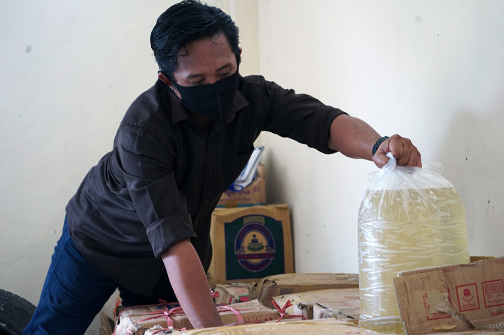 Seorang petugas menunjukkan plastik berisi minuman keras di gudang Balai Pengawas Obat dan makanan (BPOM) di Kabupaten Bone Bolango, Gorontalo, Rabu, 12 Agustus 2020.