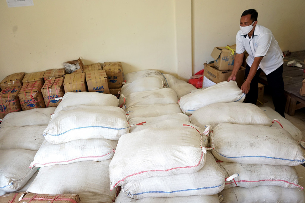 Seorang petugas menunjukkan plastik berisi minuman keras di gudang Balai Pengawas Obat dan makanan (BPOM) di Kabupaten Bone Bolango, Gorontalo, Rabu, 12 Agustus 2020.