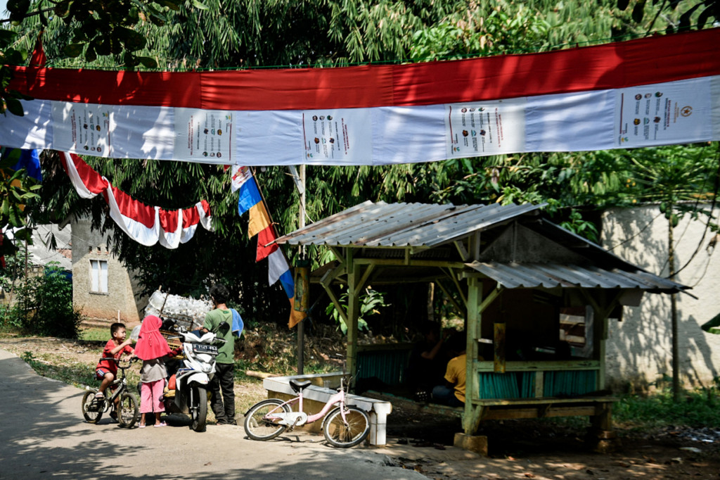 Bahan tas sembako bantuan presiden disulap menjadi umbul-umbul merah putih sepanjang 500 meter dan dipasang sepanjang jalan Caringin untuk menyambut HUT kemerdekaan RI ke 75. 