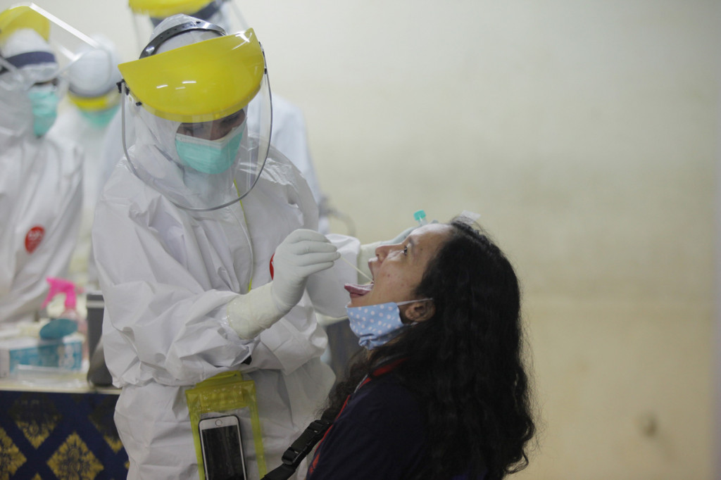 Petugas medis melakukan tes usap (swab test) kepada wartawan di Gedung Dewan Pers, Jakarta.