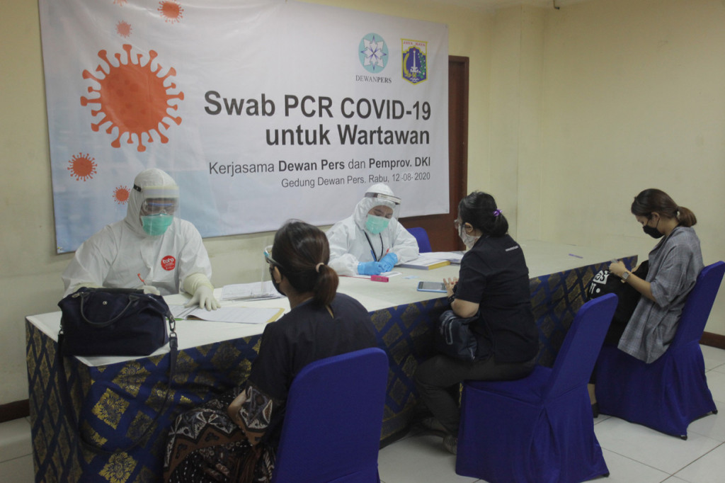 Petugas medis mendata peserta tes usap (swab test) di Gedung Dewan Pers, Jakarta.