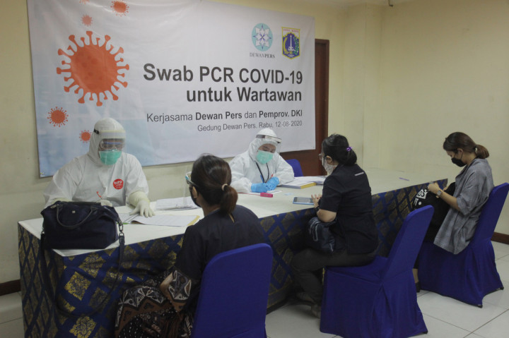 Petugas medis mendata peserta tes usap (swab test) di Gedung Dewan Pers, Jakarta.