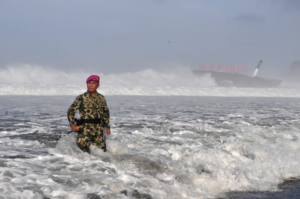 Komandan Korps Marinir Mayor Jenderal TNI (Mar) Suhartono berpose dengan latar landmark Marinir usai upacara Pembaretan Prajurit Korps Marinir di Pantai Baruna Kondang Iwak, Malang, Jawa Timur.
