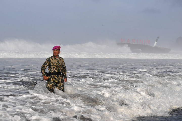 Komandan Korps Marinir Mayor Jenderal TNI (Mar) Suhartono berpose dengan latar landmark Marinir usai upacara Pembaretan Prajurit Korps Marinir di Pantai Baruna Kondang Iwak, Malang, Jawa Timur.
