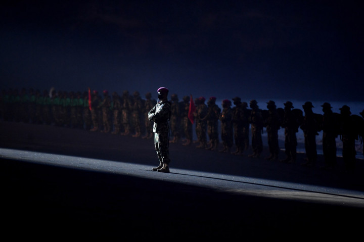 Suasana upacara Pembaretan Prajurit Korps Marinir di Pantai Baruna Kondang Iwak, Malang, Jawa Timur.
