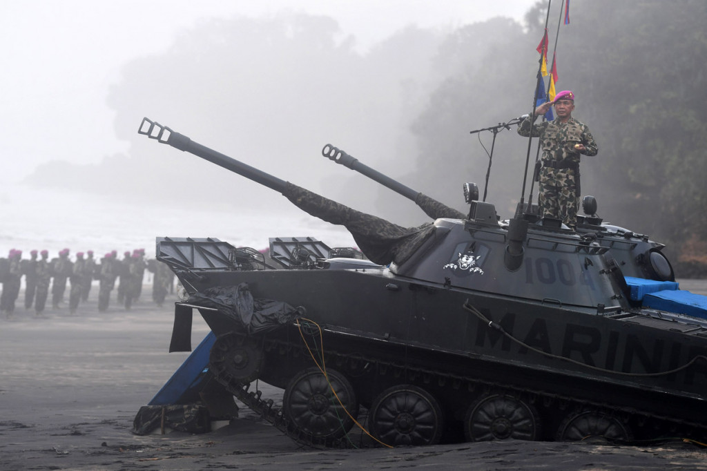 Komandan Korps Marinir Mayor Jenderal TNI (Mar) Suhartono (kanan) melakukan penghormatan saat upacara Pembaretan Prajurit Korps Marinir di Pantai Baruna Kondang Iwak, Malang, Jawa Timur.