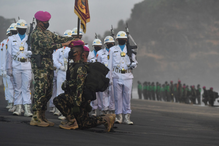 Komandan Korps Marinir Mayor Jenderal TNI (Mar) Suhartono (kiri) memakaian baret kepada perwakilan Perwira Remaja Korps Marinir dan Bintara Remaja Korps Marinir saat upacara Pembaretan Prajurit Korps Marinir di Pantai Baruna Kondang Iwak, Malang, Jawa Timur.