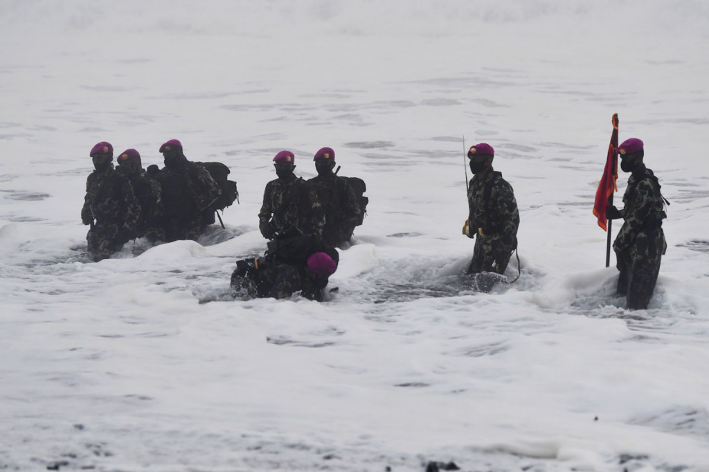 Suasana upacara Pembaretan Prajurit Korps Marinir di Pantai Baruna Kondang Iwak, Malang, Jawa Timur.