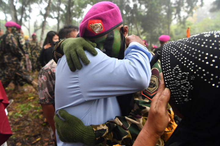 Seorang Bintara Remaja Korps Marinir memeluk orang tuanya saat temu keluarga usai upacara Pembaretan Prajurit Korps Marinir di Pantai Baruna Kondang Iwak, Malang, Jawa Timur.