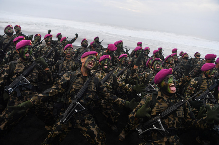 Perwira dan Bintara Remaja Korps Marinir meneriakan yel-yel usai upacara Pembaretan Prajurit Korps Marinir di Pantai Baruna Kondang Iwak, Malang, Jawa Timur.