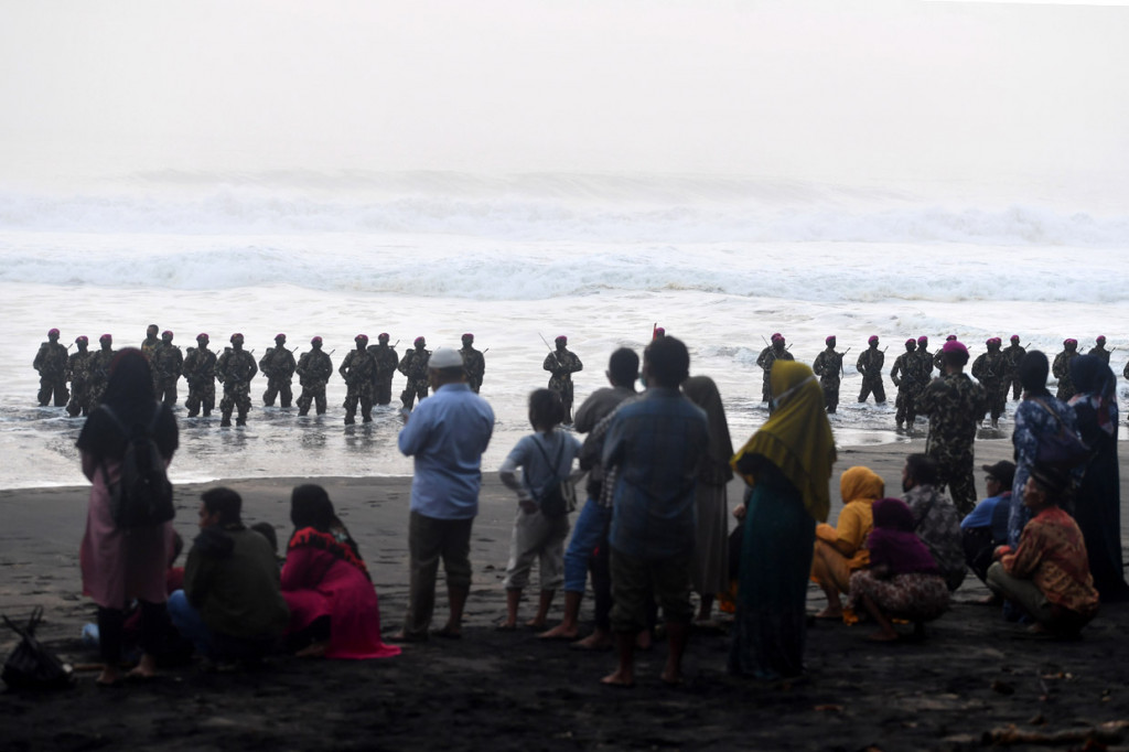 Sejumlah keluarga Prajurit Marinir menyaksikan prosesi upacara Pembaretan Prajurit Korps Marinir di Pantai Baruna Kondang Iwak, Malang, Jawa Timur.
