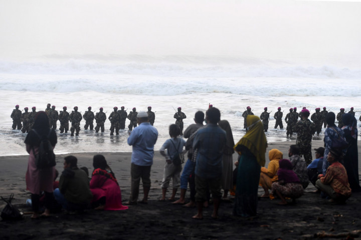 Sejumlah keluarga Prajurit Marinir menyaksikan prosesi upacara Pembaretan Prajurit Korps Marinir di Pantai Baruna Kondang Iwak, Malang, Jawa Timur.
