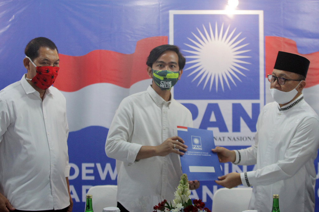 Ketua Umum Partai Amanat Nasional (PAN) Zulkifli Hasan (kanan) memberikan berkas dukungan dari Partai Amanat Nasional (PAN) pada Bakal Calon Wali Kota Solo, Gibran Rakabuming Raka (tengahi) dan Bakal Calon Wakil Wali Kota Solo, Teguh Prakosa (kiri), untuk maju pada Pilwalkot Solo di Komplek Widya Chandra, Jakarta.
