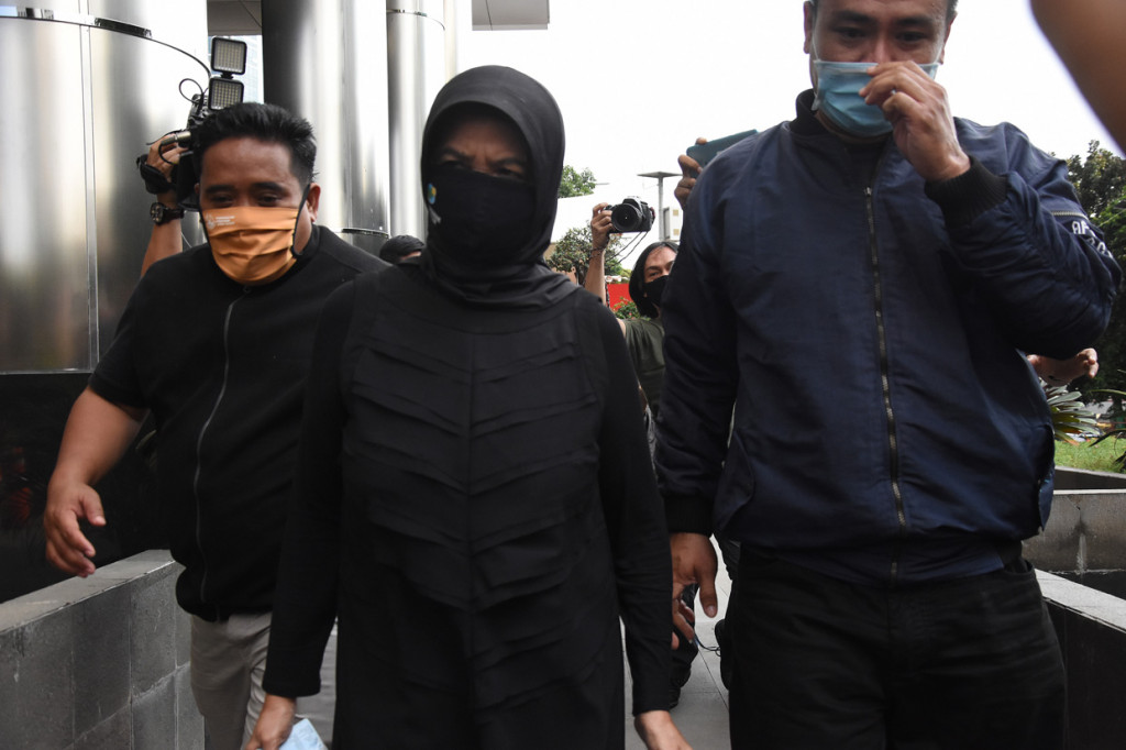 Wali Kota Banjar Ade Uu Sukaesih (kiri) berjalan meninggalkan Gedung KPK usai menjalani pemeriksaan di Jakarta.