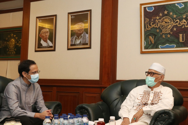 Mendikbud Nadiem Makarim (kiri) berbincang dengan Rais Aam PBNU Miftahul Akhyar (kanan) saat bersilaturahmi di gedung PBNU, Jakarta.