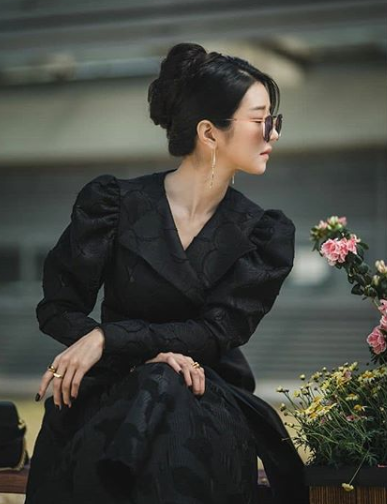 Tampil anggun dengan balutan warna hitam dan rambut disanggul, Seo Ye-ji terlihat elegan. (Foto: Dok. Instagram/@itsokaytonotbeokay_tvn)