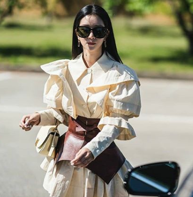 Terlihat edgy dengan ikat pinggang unik. (Foto: Dok. Instagram/@itsokaytonotbeokay_tvn)