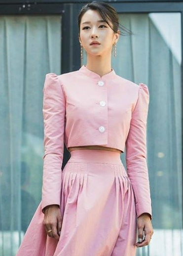 Busana two pieces yang mencuri perhatian. (Foto: Dok. Instagram/@itsokaytonotbeokay_tvn)